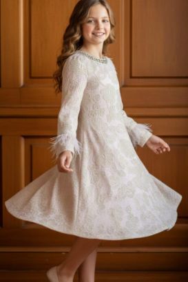 صورة فستان بيج جاكار فاخر بتطريز لؤلؤي وريش ناعم